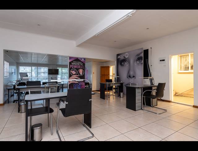 125M² OFFICE TO LET IN RANDHART